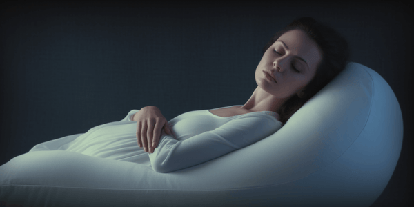 femme enceinte endormie sur un coussin de grossesse